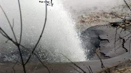 Горячая вода затопила улицу в Экибастузе