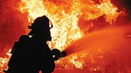 Более шести часов не могли потушить пожар в Павлодаре