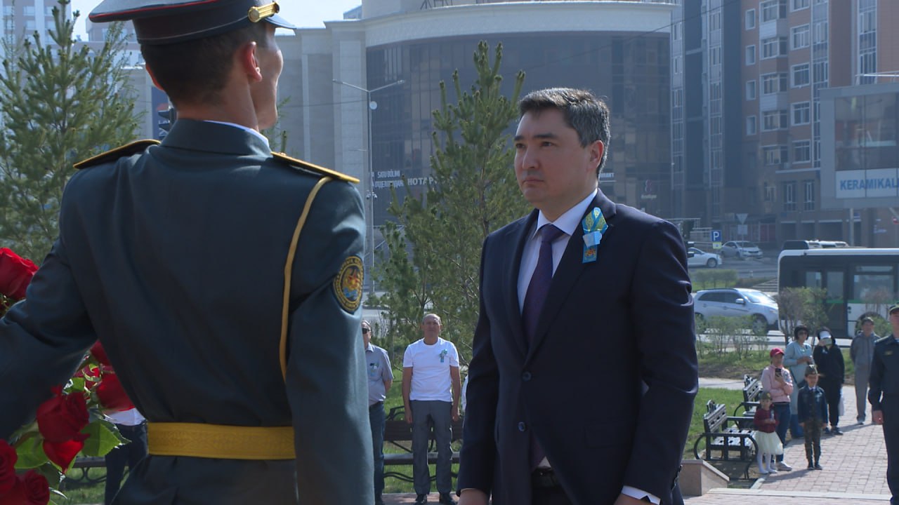 Олжас Бектенов Бауыржан Момышұлының ескерткішіне гүл шоғын қойды