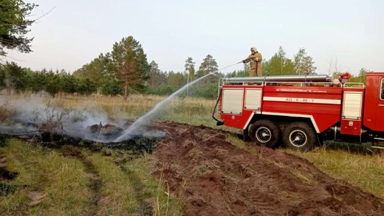 Около 300 человек эвакуировали в районе пожара в Абайской области