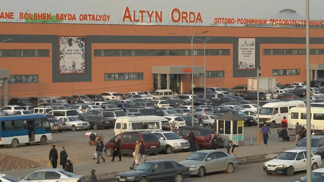 300 нарушений выявили на рынке "Алтын Орда" в Алматы