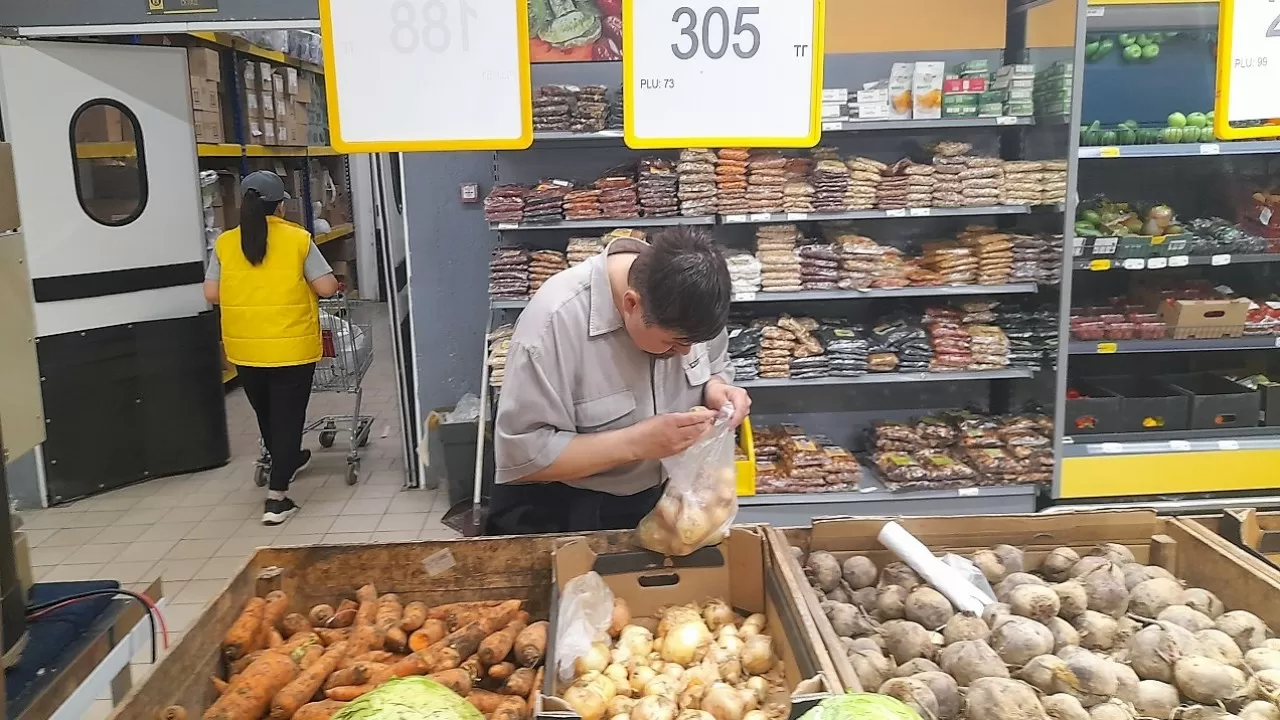 В Актобе молодой картофель предлагают почти по 400 тенге за кило