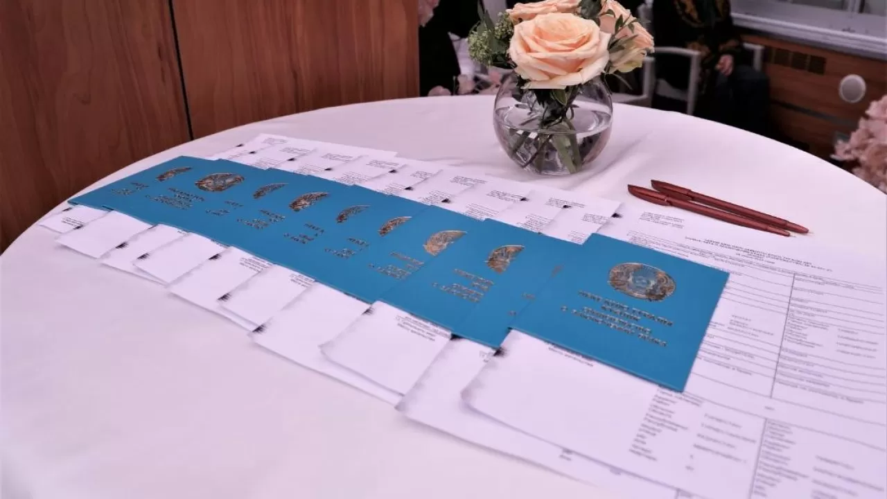Елордада ерлі-зайыптылар су үстінде неке қиды