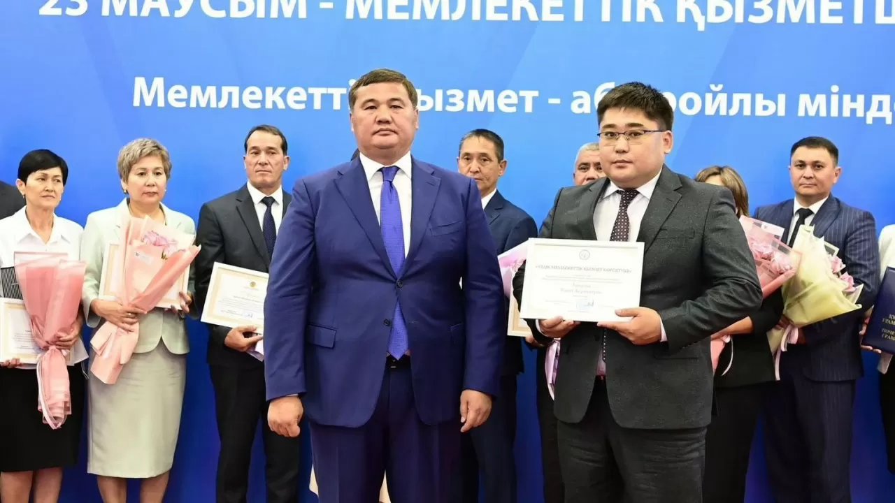 Қызылорда облысының әкімі әріптестерін мемлекеттік қызметші күнімен құттықтады