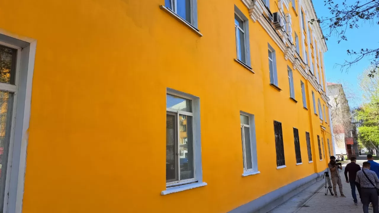 Өскеменде көпқабатты үйлердің қасбеті жаңартылып жатыр