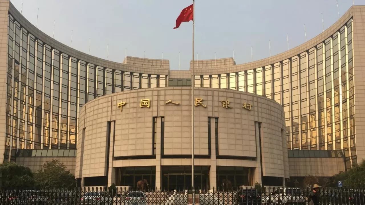 Китай понизил ключевую ставку, после чего обрушился курс юаня