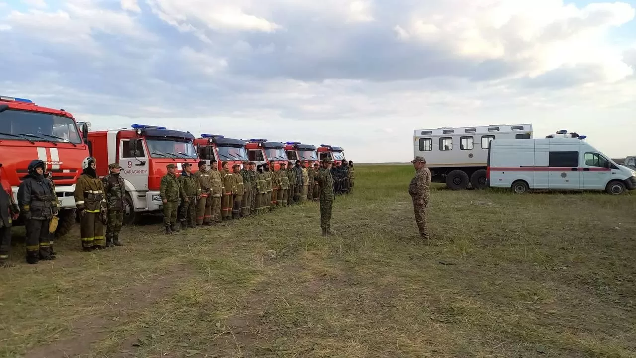 Пожарные продолжают тушить горящий сухостой близ Астаны