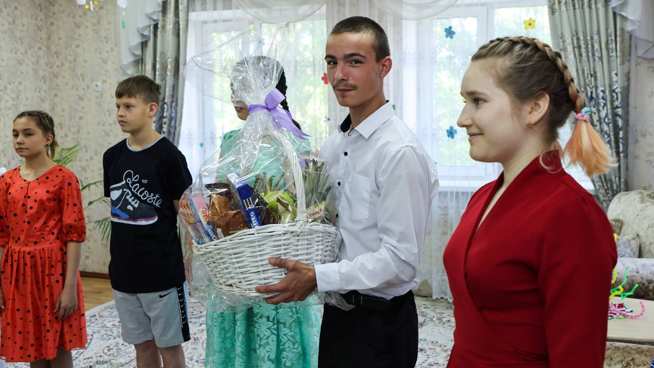 Әлихан Смайылов өмірлік қиын жағдайға тап болған балаларды қолдау орталығына барды