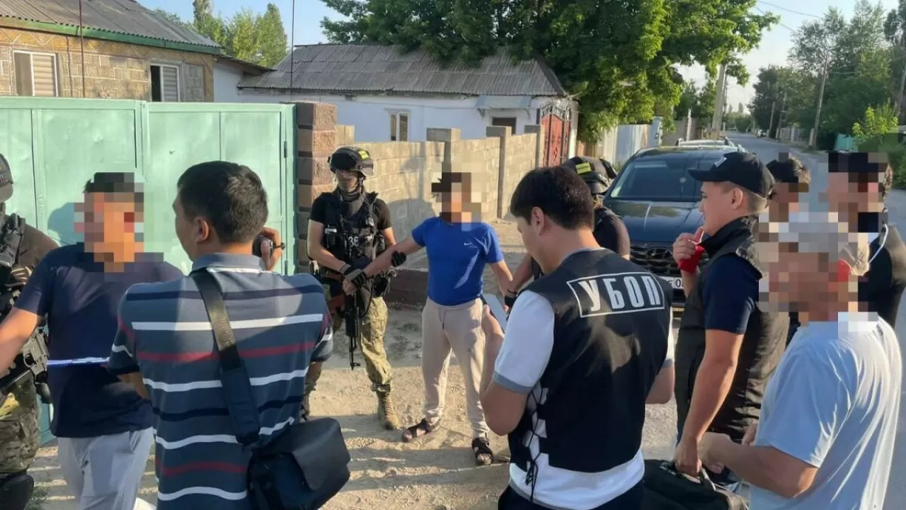 Жамбыл облысында интимдік бейнежазбаны таратпау үшін ақша бопсалаған күдіктілер ұсталды