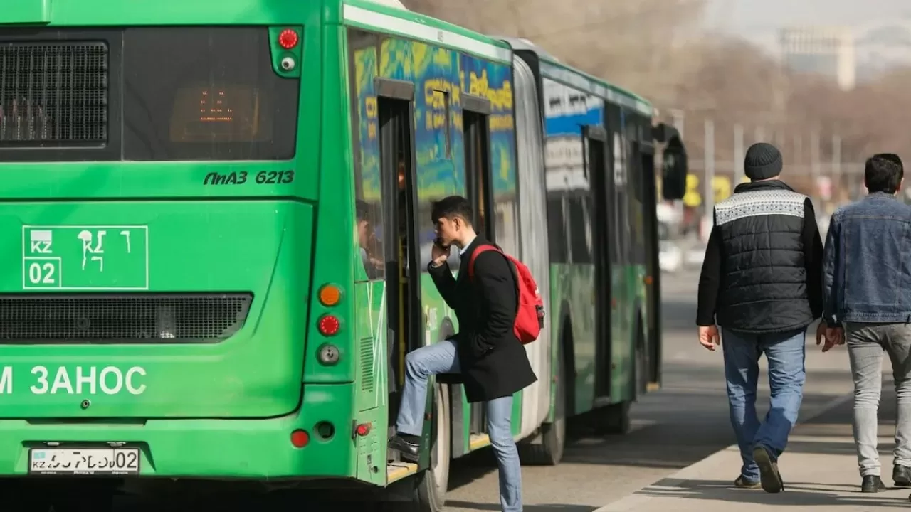 На двух автобусных маршрутах в Астане появились новые остановки