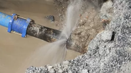 Дорожники в Астане повредили водопровод