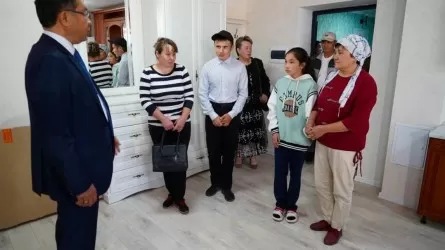 Ключи от новых квартир вручили семьям погибших лесников в Абайской области