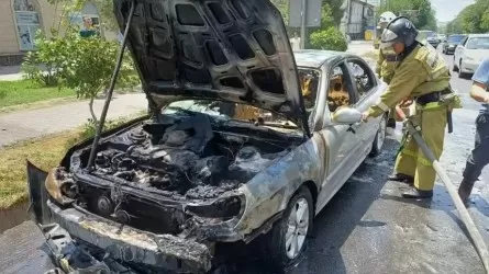 Шымкентте көше бойында тұрған көлік жанып кетті