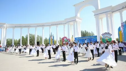 Қызылорда облысының әкімі балаларға жаңа автобустар мен лагерьге жолдама сыйлады 