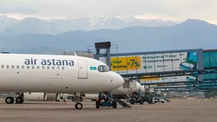 Дым из самолета напугал очевидцев в аэропорту Алматы