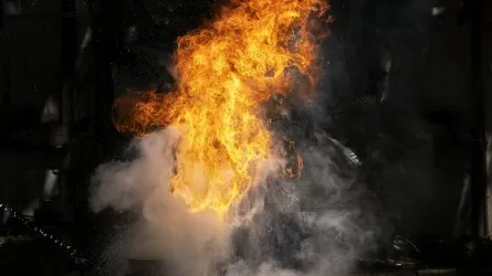 Пожар на скважине в Мангистау: пожарные не могут приступить к тушению из-за образовавшегося кратера