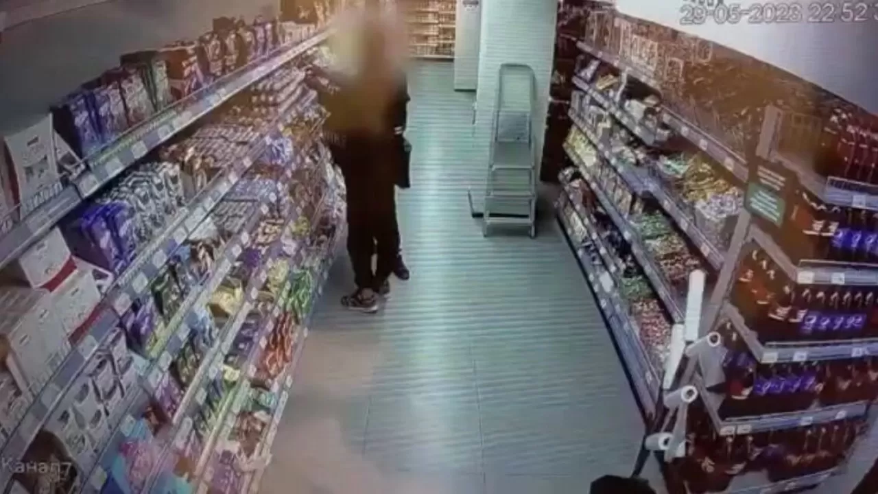 Гипермаркеттен балалар тәттілерін ұрлаған екі астаналық ұсталды