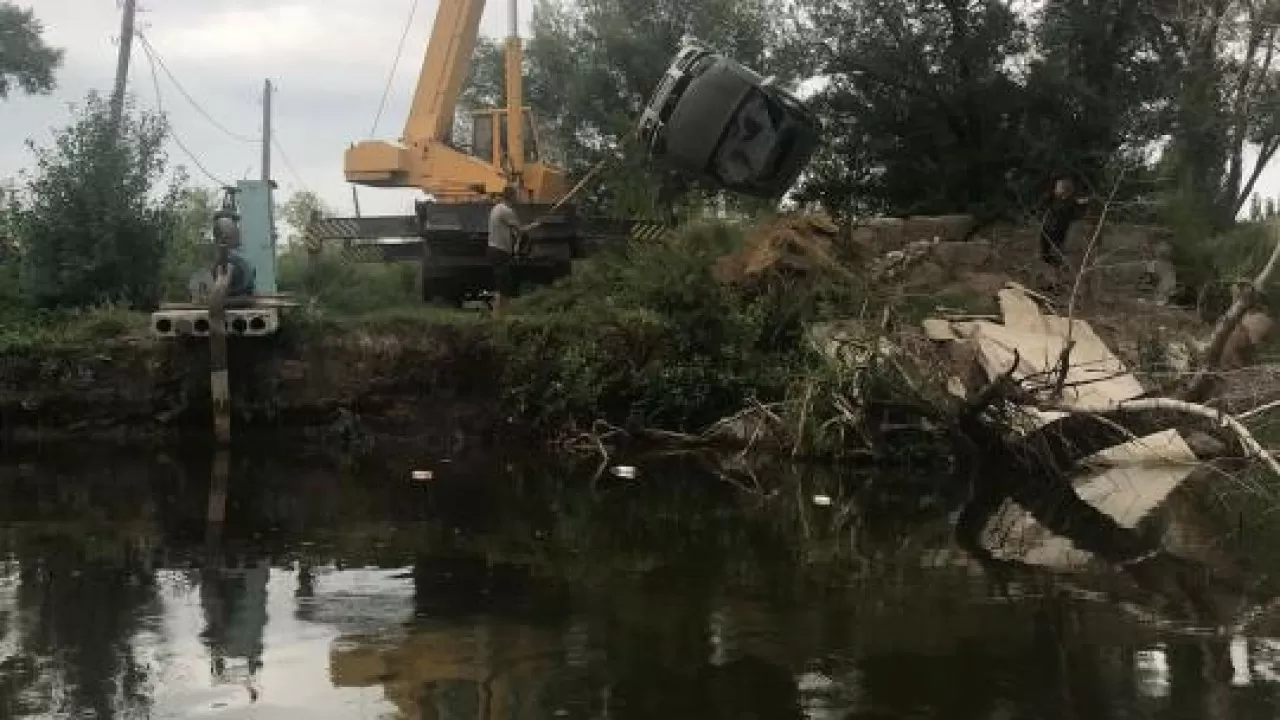 Ақтөбелік құтқарушылар батып кеткен көлікті судан шығарды