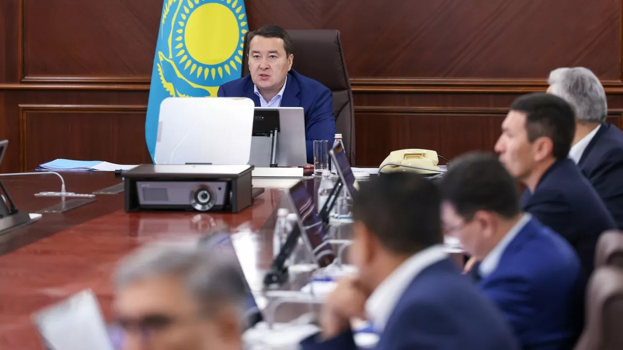 Жаңадан салынатын жайлы мектептерде сапалы интернет және білікті мұғалімдер болуы керек – Әлихан Смайылов