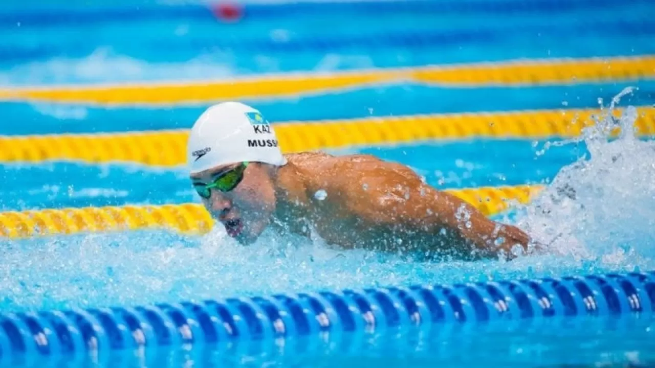 Адильбек Мусин поставил рекорд Казахстана и вышел в полуфинал ЧМ по плаванию