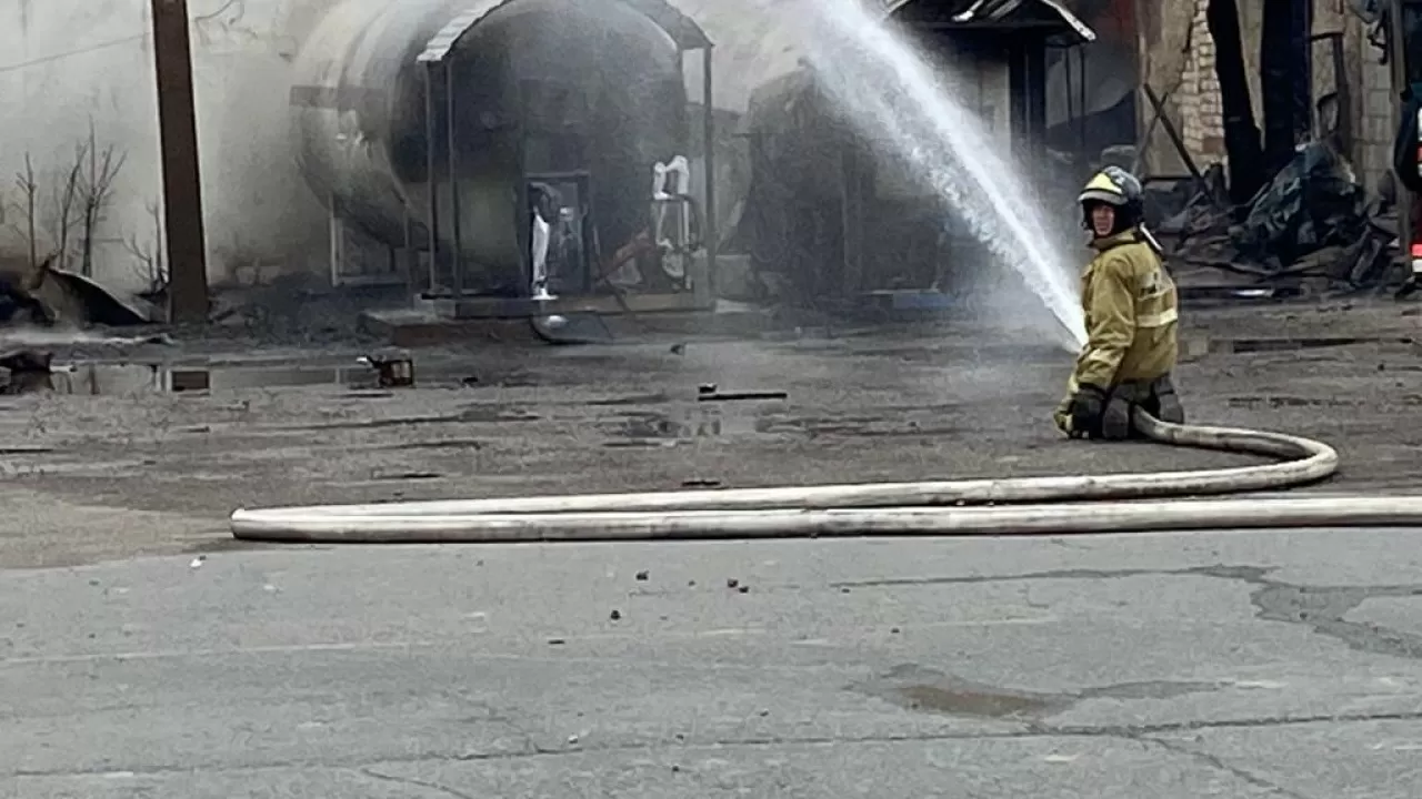При пожаре на АЗС в Экибастузе погиб человек 