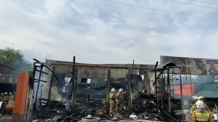 Пожар случился в магазине строительных материалов в Алматы