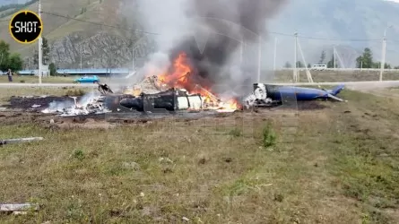 Вертолет с туристами разбился на Алтае, зацепившись за электропровода