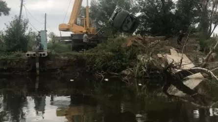 Ақтөбелік құтқарушылар батып кеткен көлікті судан шығарды