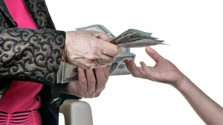 Шымкентте 80 жастағы зейнеткер немересін құтқару үшін алаяқтарға 11 мың доллар берген