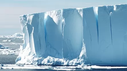 Самый крупный айсберг в Антарктиде быстро набирает скорость 
