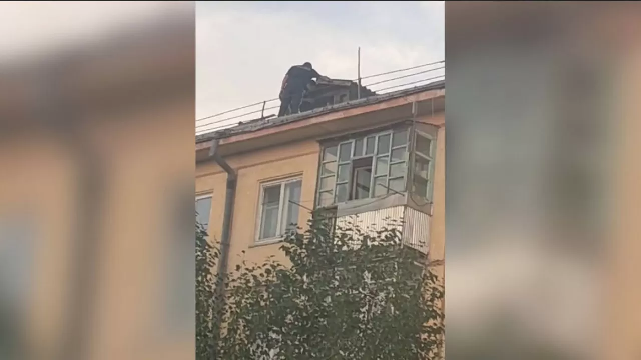 Ақмола облысында көпқабатты үйдің төбесінен секірмек болған ер адам құтқарылды