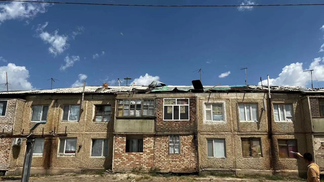 "Жоғарғы қабаты газбен, төменгі қабаты отпен жылиды". Қызылордалық тұрғын апатты жағдайдағы үйін көрсетті