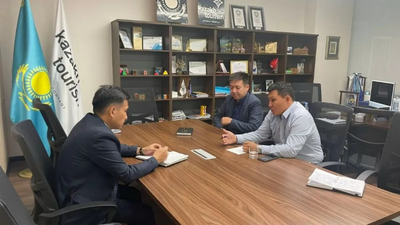 Еңбекмині мен "Kazakh Tourizm" ҰК" АҚ "eQonaq – Kutty Meken" мобильді қосымшасының іске қосылуын талқылады