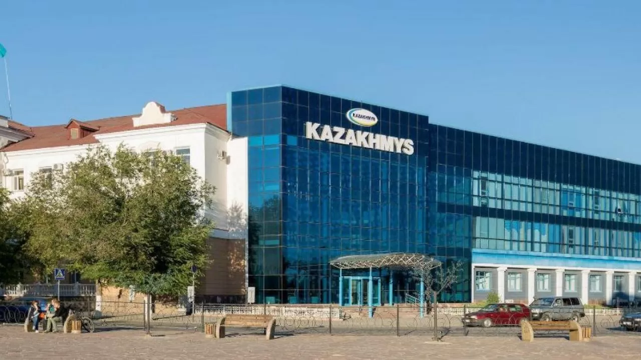 "Қазақмыс" Алматыдағы мектептерге қазақ тілін үйрететін кітап сыйлады