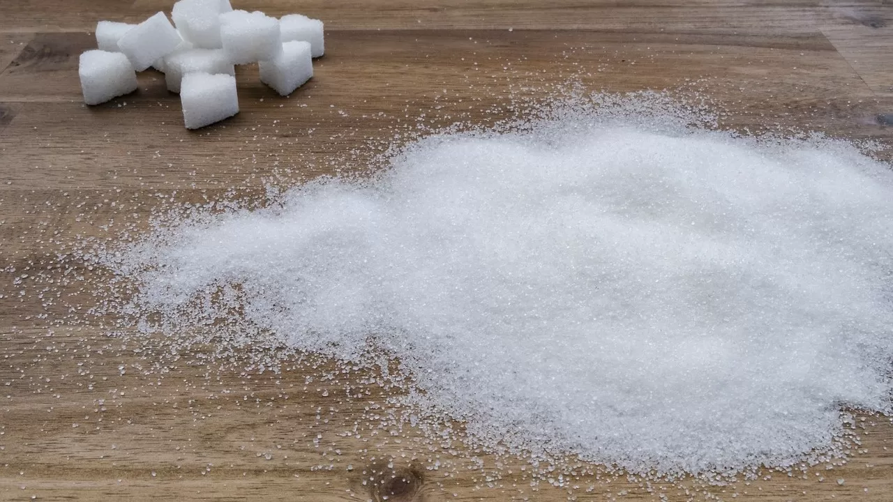 Причуды цен на сахар: песок подешевел на 17,4%, рафинад подорожал на 18,8% за год