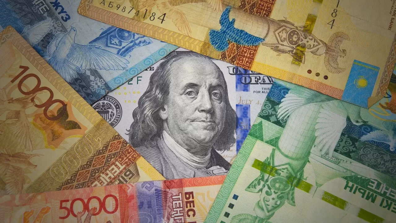 Сколько стоят доллар и рубль в обменниках Казахстана 2 апреля