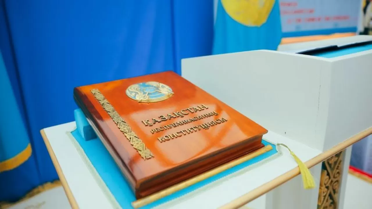 Конституцияны жатқа білетін студент енді оқу орнында тегін оқиды