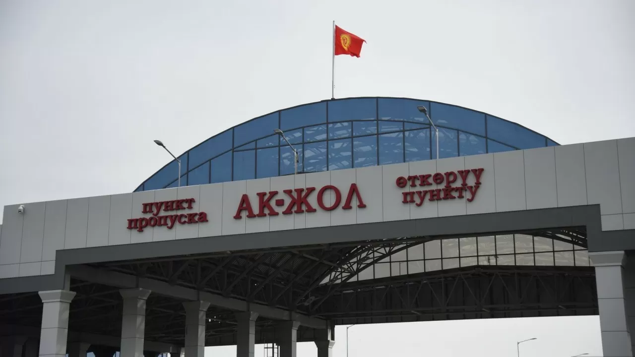 Проблема скопления автомашин на границе Казахстана и Кыргызстана остается 