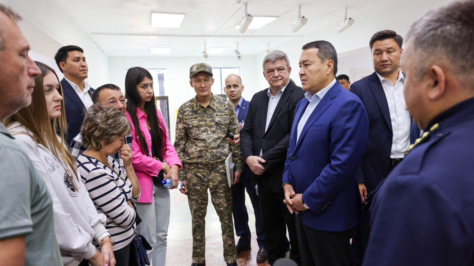 Әлихан Смайылов «Қазақстан» шахтасында қаза тапқан кеншілердің отбасы мүшелерімен кездесті