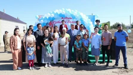 В День Конституции в области Абай сразу 10 семей получили ключи от новых квартир  