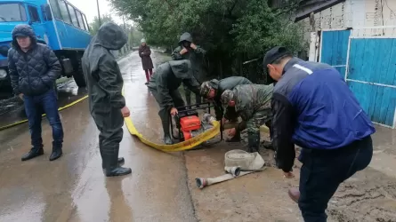 Спасатели помогают жителям Жетысуской области с последствиями наводнения