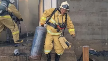 Отважный пожарный вынес из огня 50 л газовый баллон в Шымкенте