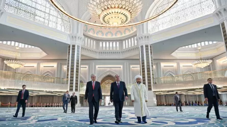 Президенты Казахстана и Таджикистана посетили главную мечеть Астаны