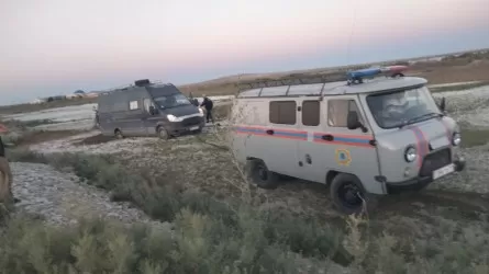 Французские путешественники застряли в грязи Аральского района