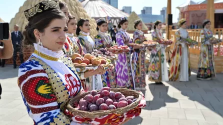 Токаев и Рахмон осмотрели выставку-ярмарку с/х и промышленных товаров Таджикистана