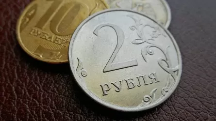 Рубль уверенно укрепляется на Мосбирже