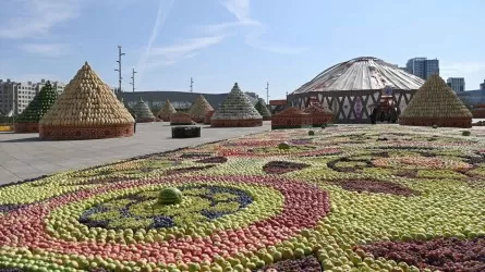 Қарбыз пирамидаларға шыққан Тәжікстаннан келген қонақтар: Астана әкімдігі көрмеге қатысты түсініктеме берді