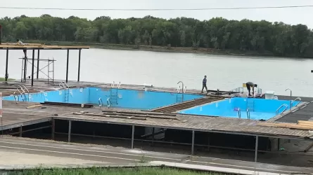 Под занавес лета в Павлодаре открыли детский открытый бассейн