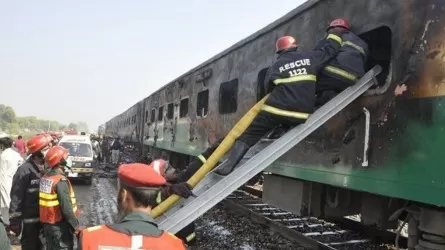 30 погибших, более 80 раненых: страшная авария на железной дороге в Пакистане 
