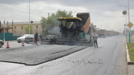 Қызылордалықтар бүтін жолдың үстіне асфальт төселгеніне наразы